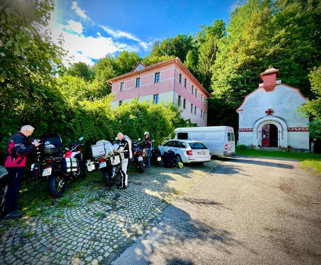 Haraburdi Recyclart Hotel Kostelec nad Orlicí 外观 照片